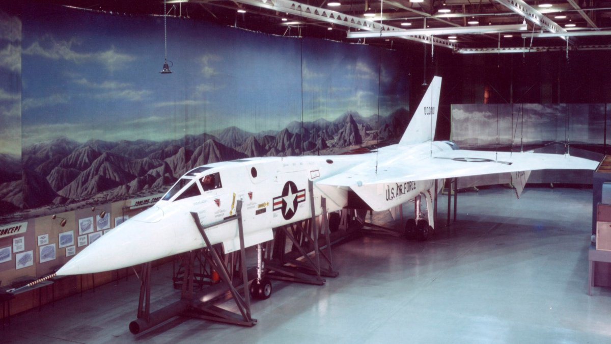 马赫数3的XF-108“长剑”导弹本应将其大型导弹装载在类似转轮手枪的发射器上。