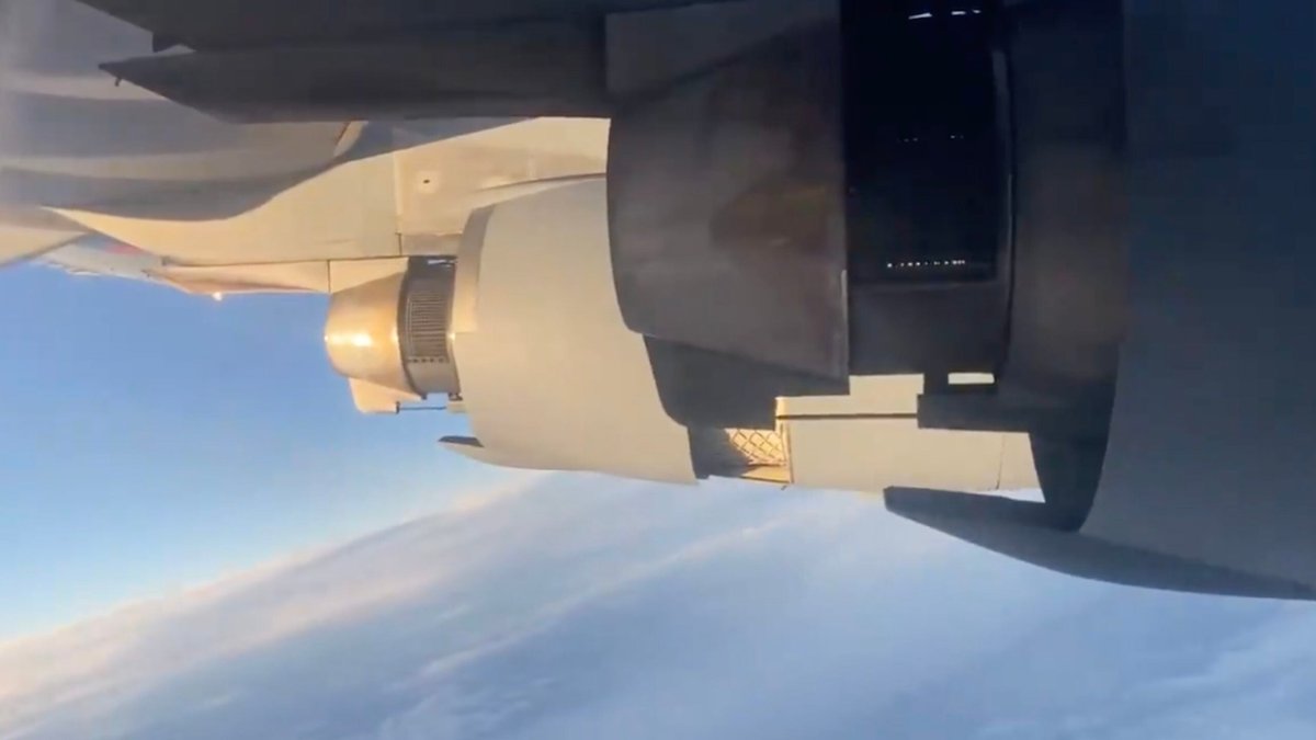 观看这架C-17运输机在空中启动反推装置，实现极速下降