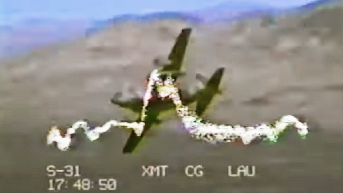 观看这架C-130运输机在模拟敌方导弹发射阵地的掩护下低空逃生。