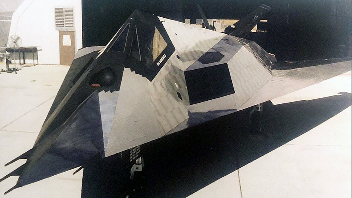 F-117 比 F-22 早几十年就测试了镜面般光滑的蒙皮。